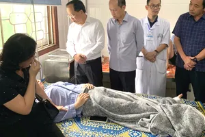 Bí thư Tỉnh ủy Hà Tĩnh Nguyễn Duy Lâm và Phó Chủ tịch Thường trực UBND tỉnh Nguyễn Hồng Lĩnh thăm hỏi, động viên nạn nhân bị thương trong vụ tai nạn đang điều trị tại BVĐK thị xã Kỳ Anh 