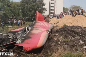 Hiện trường vụ tai nạn máy bay của hãng hàng không Air India tại Ahmedabad, Gujarat, Ấn Độ, ngày 12-6-2025. Ảnh: THX/TTXVN