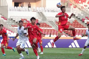 Tình huống đánh đầu ghi bàn ấn định chiến thắng 2-1 cho U23 Việt Nam của tuyển thủ Xuân Bắc. Ảnh: NAM TRUNG 