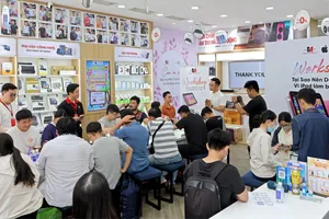 Khách hàng đến với Minh Tuấn Mobile ngày càng đông