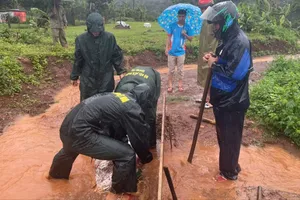 Cán bộ, chiến sĩ Đồn Biên phòng Hướng Phùng tích cực, chủ động phối hợp các lực lượng trên địa bàn ứng trực, phân luồng, cắm biển cảnh báo ngập lụt tại các điểm cầu đập tràn trong đợt mưa lớn kéo dài