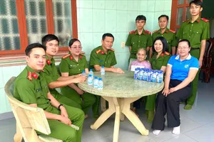 Dâng hương tưởng niệm các Anh hùng liệt sĩ tại Khu di tích Bót Cầu Định