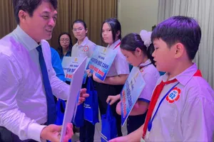 Trao học bổng Nguyễn Đức Cảnh năm 2025 cho 300 học sinh