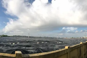Bãi rác đã được phủ bạt để hạn chế ô nhiễm mùi hôi. Ảnh: TÍN HUY