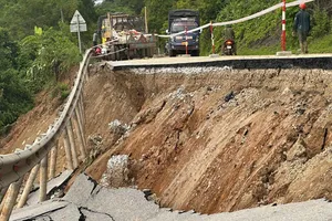 Nghệ An: Sạt lở nhiều nơi, cứu trợ gặp khó khăn