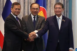 Thủ tướng Campuchia Hun Manet, Thủ tướng Malaysia Anwar Ibrahim và Thủ tướng lâm thời Thái Lan Phumtham Wechayachai tại cuộc họp chiều 28-7. Ảnh: XINHUA 