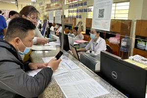 Người dân đến UBND phường Gò Vấp, TPHCM thực hiện các thủ tục liên quan đến nhà đất. Ảnh: THANH HIỀN