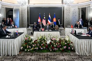 The Nation: Quyền Thủ tướng Thái Lan Phumtham Wechayachai (phải) và Thủ tướng Campuchia Hun Manet tham gia cuộc đàm phán về xung đột biên giới tại Putrajaya, Malaysia 