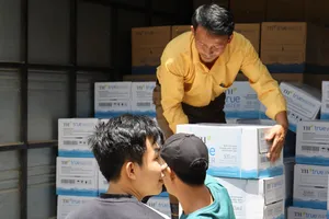 Vận chuyển nước sạch đến tâm lũ ở tỉnh Nghệ An ngày 29-7. Ảnh: Bộ Nông nghiệp và Môi trường