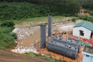 Khu xử lý rác vừa vận hành đã hỏng ống, nước và rác "thi nhau" ra ngoài