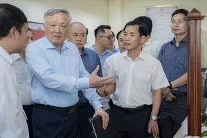 Phó Thủ tướng Thường trực Chính phủ Nguyễn Hòa Bình thăm Trung tâm Phục vụ hành chính công phường Thuận Hóa, TP Huế