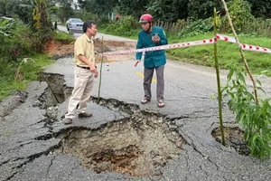 Quốc lộ 40B sụt lún, xuất hiện hố "tử thần" 