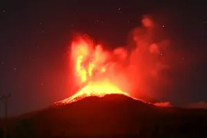 Núi lửa Lewotobi Laki Laki phun trào ngày 2-8. Ảnh: XINHUA 