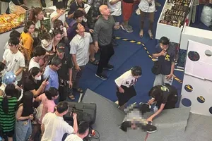 Người đàn ông rơi từ tầng cao trong Aeon Mall Long Biên