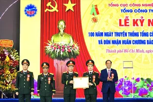 Tổng Công ty Ba Son nhận Huân chương Bảo vệ Tổ quốc hạng Nhất