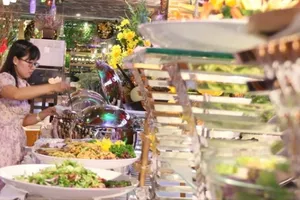 Khách thưởng thức tiệc tại một khách sạn 5 sao ở TPHCM