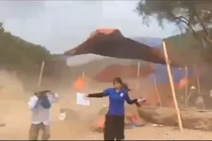 Nghệ An: Lốc xoáy bất ngờ xảy ra ở xã chịu thiệt hại nặng do mưa lũ