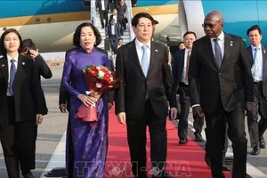 Chủ tịch nước Lương Cường đến Luanda, bắt đầu chuyến thăm cấp Nhà nước tới Cộng hòa Angola