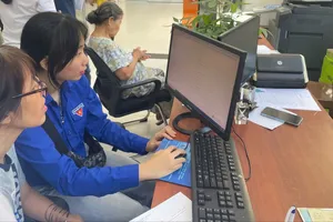 Người dân làm thủ tục hành chính tại phường Hải Châu (TP Đà Nẵng)