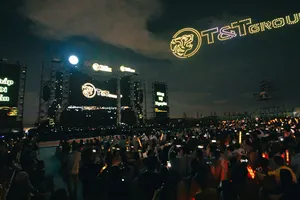 Bầu trời đêm Thành phố Thiên niên kỷ rực sáng bởi màn trình diễn của 1.000 drone