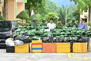 Lực lượng chức năng bắt giữ đối tượng Phạm Ngọc Duy và tang vật 