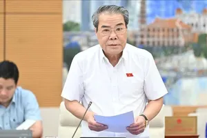 Chủ nhiệm Ủy ban Dân nguyện và Giám sát Dương Thanh Bình trình bày dự án Luật Hoạt động giám sát của Quốc hội và HĐND (sửa đổi)