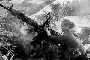 Dân quân săn máy bay tầm thấp ở Quảng Bình.