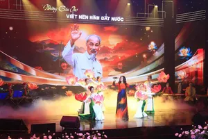 Giai điệu sâu lắng trong tổ khúc “Hình của Đảng lồng trong hình của nước". Ảnh: HÀ NGUYỄN