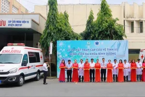 Các đại biểu cắt băng khánh thành ra mắt Trạm cấp cứu vệ tinh 115 tại Bệnh viện Đa khoa Bình Dương (TPHCM)
