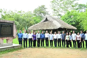 Phó Chủ tịch Quốc hội Lê Minh Hoan và đoàn công tác thăm đình Tân Trào 