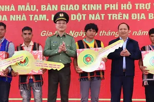 Xây lại mái nhà, bồi đắp niềm tin - Bài 4: Góp gạch dựng nhà, góp lòng dựng nước