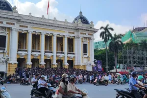 Hàng ngàn người đội nắng bao quanh Nhà hát Lớn đợi nhận vé xem concert