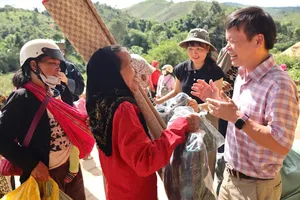 Ấm áp phiên chợ 0 đồng ở xã vùng cao Quảng Ngãi