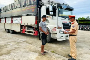 Phát hiện xe tải chở 30 tấn đường trắng không rõ nguồn gốc