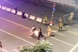 Tạm giữ 2 đối tượng lao xe vào cảnh sát đang làm nhiệm vụ A80