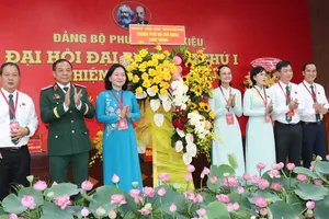 Đồng chí Trương Thị Bích Hạnh và Thiếu tướng Vũ Văn Điền tặng hoa của Thành ủy - HĐND - UBND - Ủy ban MTTQ Việt Nam TPHCM đến đại hội