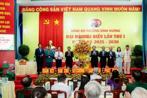 Đồng chí Nguyễn Mạnh Cường chúc mừng Đại hội Đảng bộ phường Bình Dương