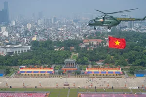 Trực thăng kéo cờ Đảng, cờ Tổ quốc bay qua Quảng trường Ba Đình