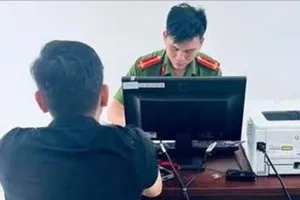 Công an phường Bình Long làm việc với ông H.