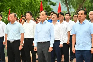 Bí thư Thành ủy TPHCM Trần Lưu Quang dâng hương tưởng nhớ các Anh hùng liệt sĩ tại đặc khu Côn Đảo