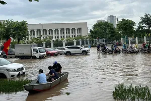 Vì sao Hà Nội ngập lụt diện rộng dù bão số 5 không ảnh hưởng trực tiếp?