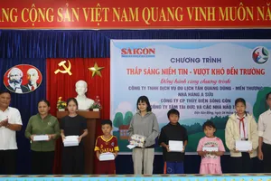 Chương trình trao tặng 44 suất quà cho các em học sinh mồ côi