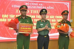 Thiếu tướng Nguyễn Hữu Hợp, Giám đốc Công an TP Đà Nẵng khen thưởng các đơn vị tham gia phá án. Ảnh: Công an Đà Nẵng