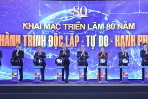Tổng Bí thư Tô Lâm, Thủ tướng Chính phủ Phạm Minh Chính, Chủ tịch Quốc hội Trần Thanh Mẫn, cùng các đại biểu bấm nút khai mạc Triển lãm “80 năm hành trình Độc lập - Tự do - Hạnh phúc”. Ảnh: VGP/Nhật Bắc