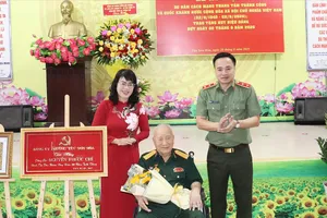 Đồng chí Nguyễn Phước Chí nhận Huy hiệu 80 năm tuổi Đảng 