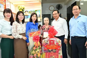 Lãnh đạo TPHCM thăm, tặng quà Mẹ Việt Nam Anh hùng