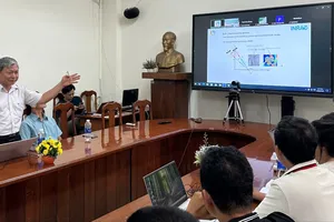 PSG-TS Lê Trung Chơn, Viện trưởng Viện Nghiên cứu phát triển bền vững, Trường Đại học Tài nguyên và Môi trường TPHCM trình bày tại hội thảo. Ảnh: THANH HIỀN