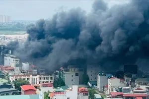  Hà Nội: Cháy bãi để xe ở gần đê Nguyễn Khoái