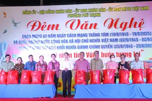 Phường Phú Thạnh (TPHCM) trao 80 phần quà đến hộ khó khăn 