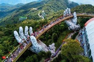 Hàng ngàn du khách check-in đỉnh Bà Nà trong ngày đầu nghỉ Lễ 2-9